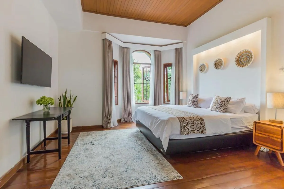 Castila Saraswati - Tranquil 4Br Villa In Kayu Aya 세미냑