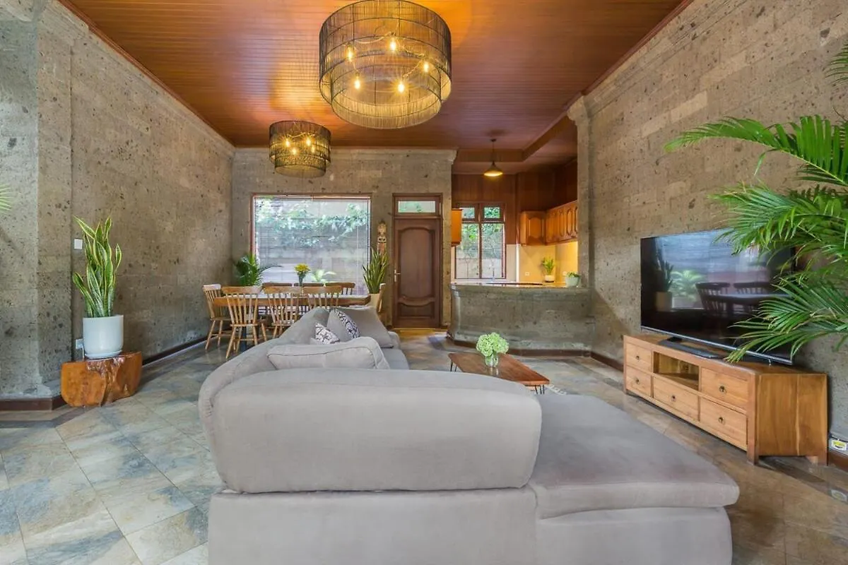 Castila Saraswati - Tranquil 4Br Villa In Kayu Aya 세미냑 0*,  인도네시아